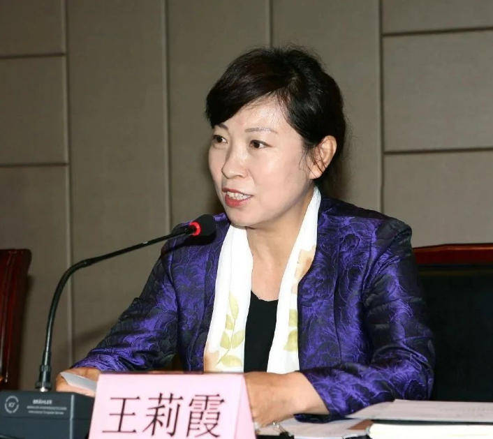 皇冠信用网开户
_“换装主席”王莉霞的堕落：从光鲜人设到腐败深渊