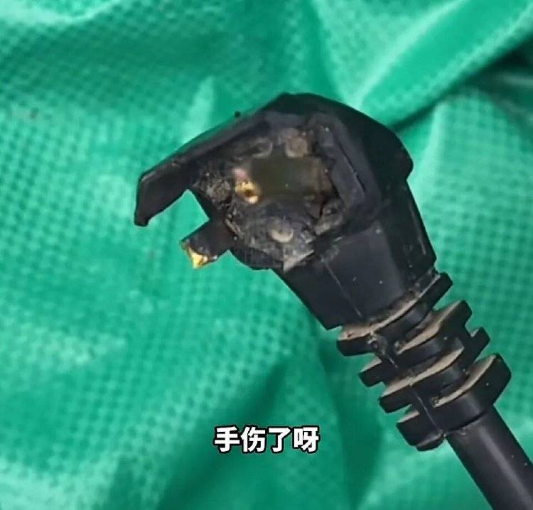 皇冠信用盘庄家
_手被烧熟！金手镯被烧熔！女子给电动车充电皇冠信用盘庄家
，不慎碰到充电口受伤