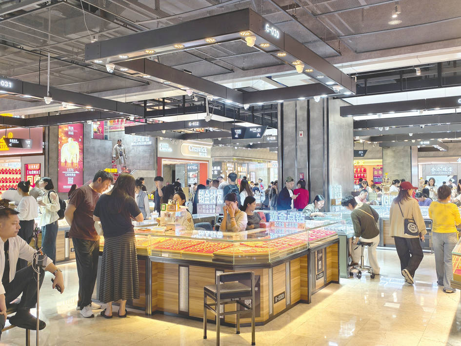 欧冠冠军杯
_每经记者实地探访深圳水贝:金价每克涨约60元欧冠冠军杯
,多家金店加价前暂停出货