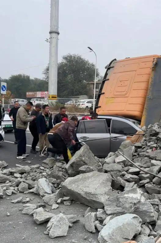 怎么申请皇冠信用網
_山东一渣土车转弯时侧翻压垮两小车致1死1伤